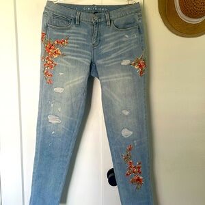 Short raise Jean with embroidery.